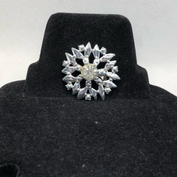 Brooch Vintage Mid Century Silver Tone Flower Snow Flake Center Rhinestone Pin - Picture 1 of 8